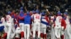 Peloteros cubanos celebran la victoria frente a Australia que le sdio el pase a la semifinal de este domingo frente a EEUU. (AP/Toru Hanai)