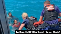 Foto de referencia. Migrantes son rescatados por la Guardia Costera de Estados Unidos tras el naufragio de la embarcación en que viajaban (2022). 