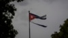 Una bandera cubana destrozada por los vientos del huracán Ian ondea en La Habana, el 28 de septiembre de 2022. (AP Foto/Ramón Espinosa/Archivo)