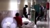 Enfermos en los pasillos del hospital de Cárdenas, una de las localidades de Cuba más afectadas por la pandemia. (Captura de video/Reuters)