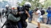 Policía detiene a un periodista en Venezuela. (Reuters).