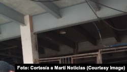 Residentes en el edificio Hines, en La Habana, están en la calle tras un incendio que afectó a varias familias.