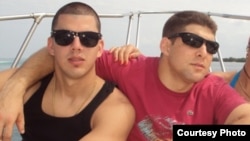 Jorge Javier Rodríguez Cabrera junto al nieto de Raúl Castro, Raúl Guillermo Rodríguez Castro, apodado “El Cangrejo” durante un paseo. 