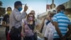 Policías organizan las colas en La Habana (Adalberto Roque / AFP).