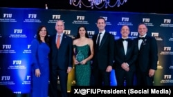 La presidenta de FIU Jeanette Núñez y el congresista Mario Díaz-Balart junto a los galardonados. (X/@FIUPresident)