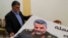 Un empleado de la Embajada de Irán en el Líbano prepara un cartel el viernes con la imagen del general Qassem Soleimani (Anwar Amro/AFP).