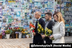 Zeleskyy, acompañado de su esposa Olena Zeleska y el primer ministro canadiense Mark J. Carney, depositó una ofrenda floral en el Muro del Recuerdo a los caídos.(@ZelenskyyUa/X)