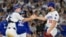 El pitcher de los Dodgers, Alex Vesia (51) y el catcher Will Smith (16) celebran el triunfo de este sábado frente a los Yankees. (Jayne Kamin-Oncea-Imagn Images vía Reuters)