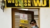 Una oficina de la Western Union en la Habana. (YAMIL LAGE / AFP)