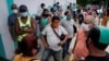 Trabajadores privados en una cola para comprar en un mercado mayorista en La Habana en julio de 2020. REUTERS/Alexandre Meneghini