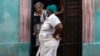 Vecinas conversan en La Habana durante la pandemia. AP Photo/Ramon Espinosa