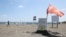 Una bandera roja ondea al viento mientras las autoridades advierten no nadar en una playa en Hiratsuka, al suroeste de Tokio, tras el "aviso de megasismo" del gobierno. (Foto: JIJI PRESS / AFP) 