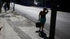 La silueta de una mujer en una calle de Cuba. (REUTERS/Tomas Bravo)