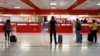 Pasajeros esperan la salida en el Aeropuerto Internacional José Martí de La Habana. (REUTERS/Stringer)
