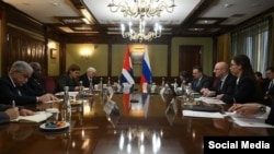 Esteban Lazo en Moscú con Dmitri Chernyshenko, vicepremier ruso.