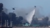 Helicópteros tratando de aplacar el incendio en la base de supertanqueros de Matanzas.