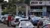 La crisis de gasolina aumentó los últimos meses y largas filas para llenar los tanques de combustible se registraron este año. (Agencia Reuters).