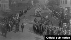 "Help us bust the bigest trust by smoking Union made cigars", un desfile de Labor Day . Copyright 1908 by W. A. Keys. Library of Congress