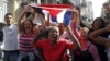 impatizantes del Gobierno cubano gritan consignas revolucionarias mientras el grupo de mujeres Las Damas de Blanco.