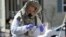 Una enfermera prepara una prueba de coronavirus para enviarla al laboratorio del Hospital de Somerville, Massachusetts, el pasado 18 de marzo (Foto: Joseph Prezioso/AFP).