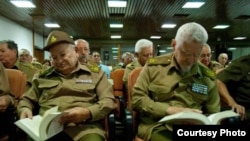 Comandantes de la Revolución Guillermo García (i) y Ramiro Valdés