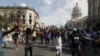 Cubanos protestan contra el gobierno, el 11 de julio, en una calle de La Habana. (Twitter).