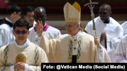 El Papa León XIV saluda a los fieles en la Misa de Inauguración el 18 de mayo de 2025 