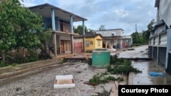 Una calle de Velasco tras el paso de Melissa.