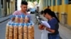 Un vendedor de galletas en La Habana. (Yamil Lage / AFP).