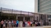 Cubanos hacen fila para entrar a la Embajada de EEUU en La Habana. (REUTERS/Alexandre Meneghini/Archivo)
