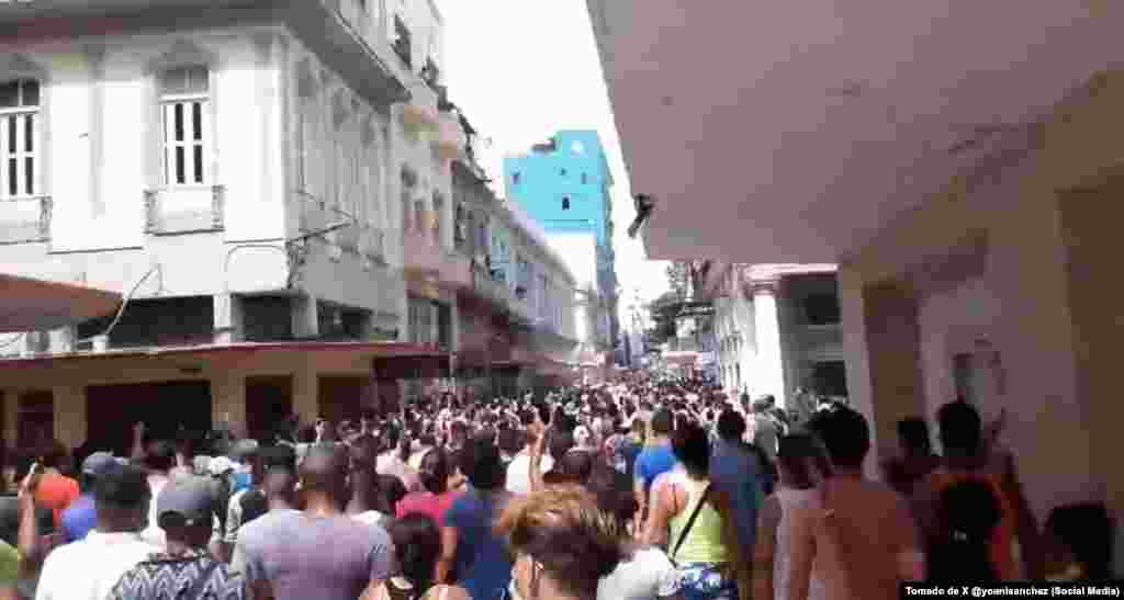 Cubanos marcharon el 11 de julio de 2021 por las calles de Centro Habana en exigencia de un cambio de sistema en la isla.