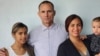 José Daniel Ferrer junto a su esposa y dos de sus hijos.