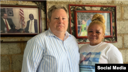 Mike Hammer junto a la ex presa política Donaida Pérez Paseiro. 