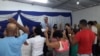 El pastor Yoel Demetrio, líder de la Iglesia Misionera de Cuba, ora junto a miembros de su congregación. (Facebook)