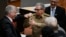 El gobernante cubano Miguel Díaz-Canel es saludado por Raúl Castro durante una sesión de la Asamblea Nacional, en La Habana, en diciembre de 2019. ((AP/Ramon Espinosa/Archivo)