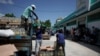 Empleados descargan mercancía el 28 de julio de 2020 en la primera tienda mayorista para el abastecimiento de cuentapropistas en La Habana (Alexandre Meneghini/Reuters).