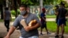 Un cubano montando bicicleta. AP Photo/Ramon Espinosa)