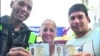 Cubanos en Uruguay muestran su documento de identidad. (Captura de imagen/El País)