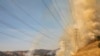 Líneas eléctricas amenazadas fue las llamas en California, 26 de octubre de 2019. 
