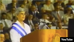 Violeta Chamorro con la banda presidencial.