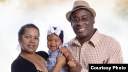 Matrimonio opositor Magalys Rivaflecha y Antunez con la hija macida en los EEUU (Facebook)