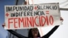 Una activista sostiene un cartel contra el feminicidio en una marcha por el Día Internacional de la Mujer, en la ciudad de México. (Archivo/REUTERS/Luisa Gonzalez)