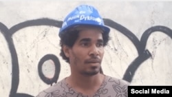 El artista Luis Manuel Otero Alcántara durante el performance que alerta sobre los derrumbes en La Habana. 