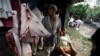 Campesinos venden carne de cerdo en una granja en las afueras de La Havana (Desmond Boylan / Reuters).